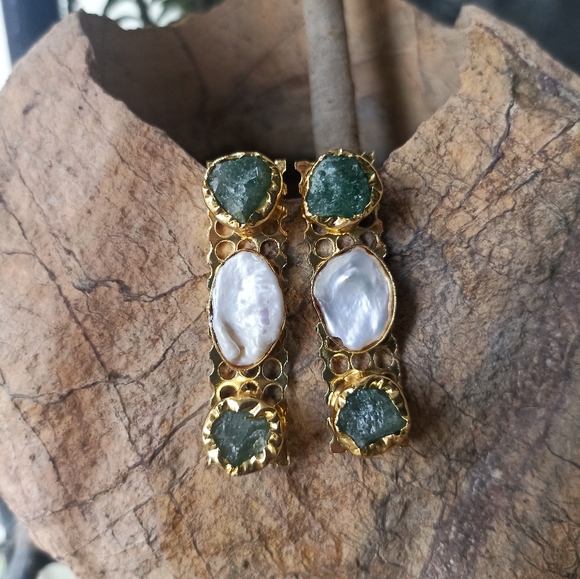 Very beautiful gold plated stone studded earrings - Picture 3 of 6